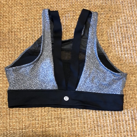 Lululemon Women’s Workout Sports Bra Padded In Black and White. Size 8 - Picture 2 of 3
